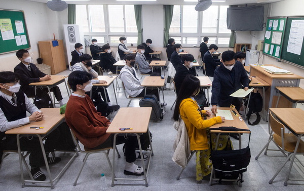 　24일 오전 수원시 장안구 조원고등학교에서 3학년 학생들이 3월 전국연합학력평가를 치렀다.  홍승남 기자 nam1432@kihoilbo.co.kr