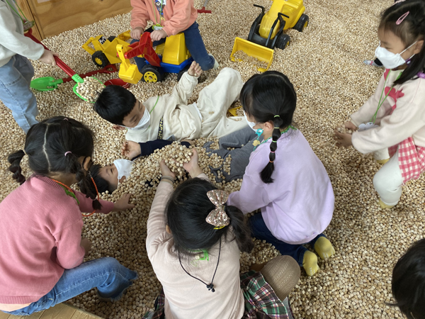 동편 유치원 편백 목공방에서 아이들이 즐겁게 놀고 있다.