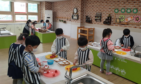 동편 요리방에서 딸기 타르트를 만들고 있는 동편 어린이들.