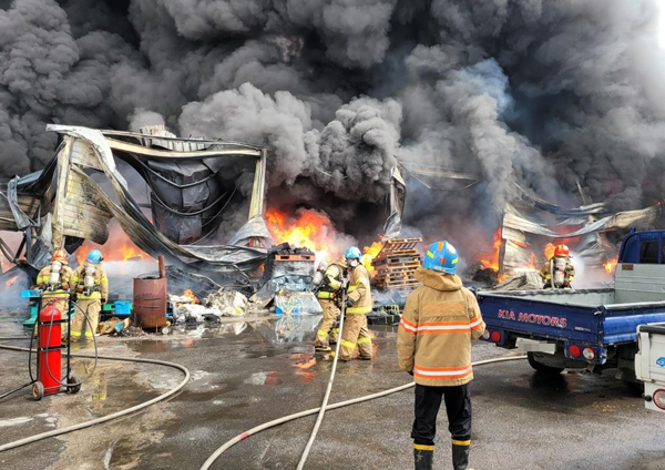 25일 오후 경기 양주시 은현면의 한 서랍 제조공장에서 불이 나 소방대원들이 불을 끄고 있다. /사진 = 양주소방서 제공