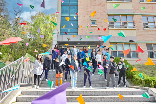 종이비행기를 날리는 포천 송우초교 학생들.