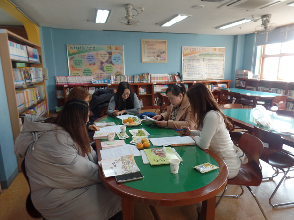 송우초 교사들이 독서토론회를 가졌다.