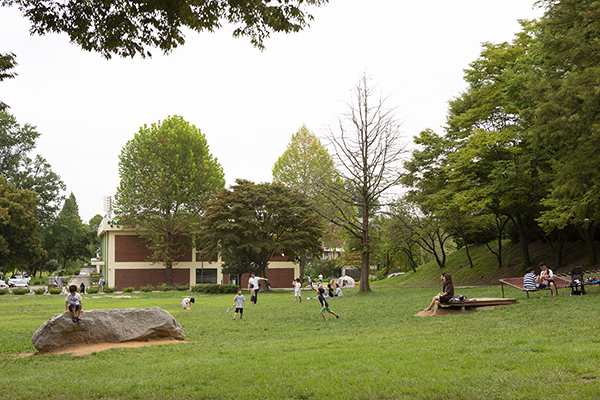 경기상상캠퍼스 잔디밭에서 뛰놀고 있는 아이들.