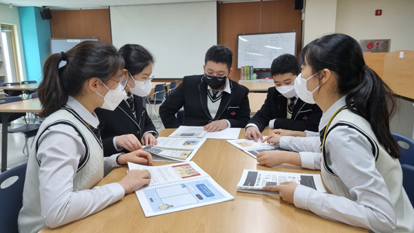 고전 포트폴리오를 만든 학생들.
