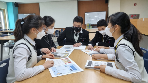 고전 포트폴리오를 만든 학생들.