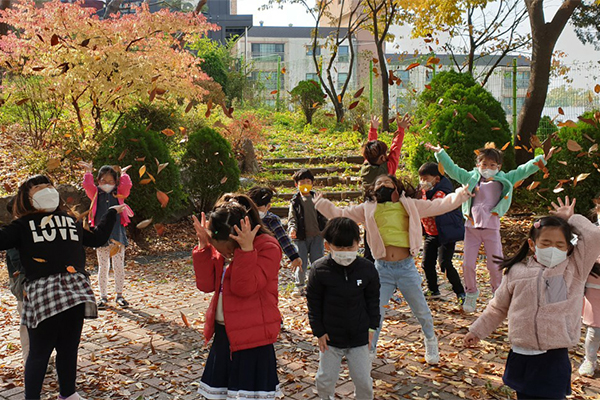 안성 봄누리 유치원생들이 자연생태공원으로 조성된 백호공원에서 놀이를 즐겼다.