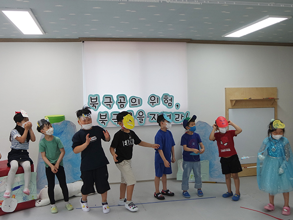 안양 성결대학교 부속유치원 아이들이 북극곰을 주제로 동극을 만들어 표현했다.