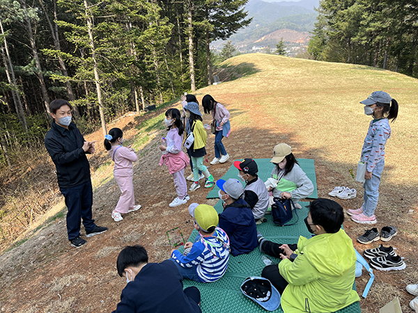 나경준 상품초등학교 교장이 3학년 학생들과 서희 장군 묘를 찾아 교육을 진행하고 있다.