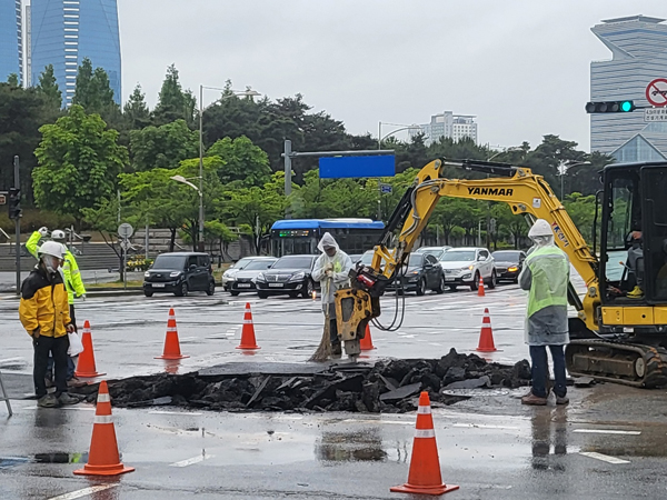 15일 오전 11시 10분께 인천시 연수구 송도동 쉐라톤 호텔 인근 도로에 싱크홀이 발생해 도로보수공사가 진행 중이다.