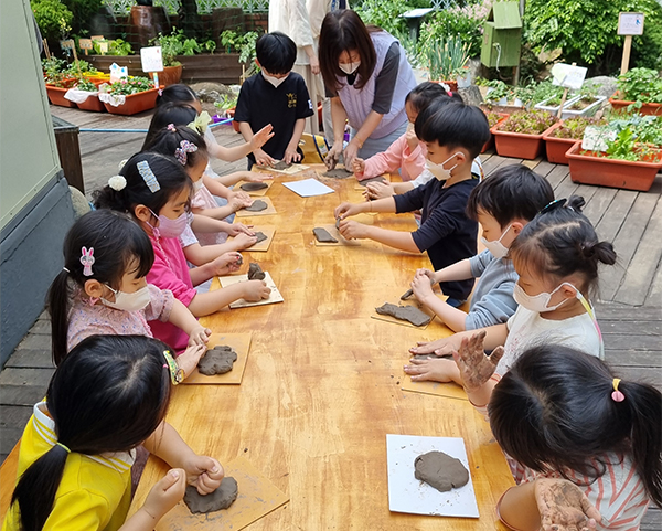 신일유치원 유아들이 점토를 활용한 야외수업을 했다.