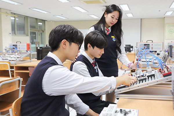 디지털전자전기과 학생들이 설비를 작동했다.
