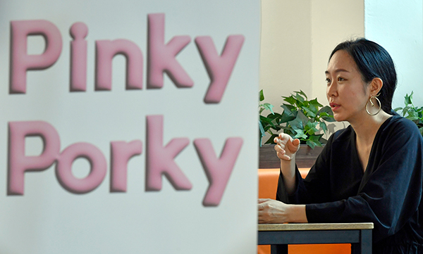 신재은 작가가 지난 7일 인천시 연수구 인천과학예술영재학교 BODA갤러리에서 자신이 작업한 ‘Pinky Porky’에 대해 이야기하고 있다.