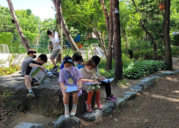 안양신기초 ‘학교 숲’에서 학습에 열중하는 학생들.