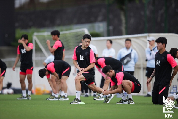 남자 축구 대표팀이 17일 일본 아이치 도요타시티스포츠파크볼게임그라운드에서 2022 동아시아축구연맹(EAFF) E-1 챔피언십(동아시안컵) 대비 훈련을 하고 있다./연합뉴스