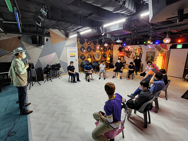 인천시 미추홀구 에이블스튜디오에서 한국연예예술인총연합회 인천지회가 주관한 ‘발달장애인과 함께하는 노래교실’.