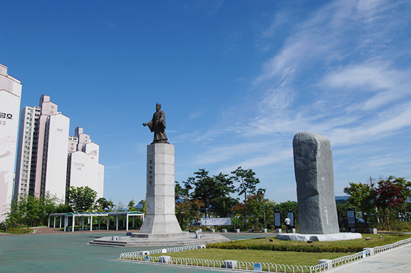 교문동 광개토태왕 광장에 세워진 태왕비(오른쪽).