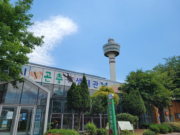 자원회수시설 굴뚝을 활용해 만든 구리타워와 인근 곤충생태관.