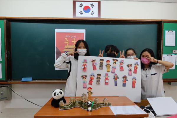 서천중 교과체험의 날 중국어교과 학생들이 중국 전통 복장의 특징을 종이접기로 표현했다.