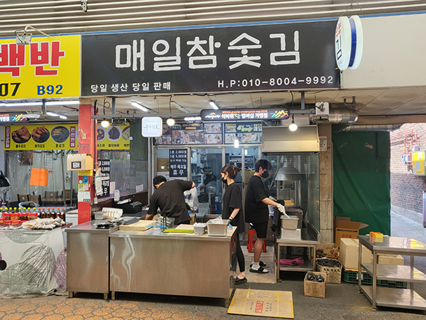 인천 최대 규모를 자랑하는 석바위시장 전경.