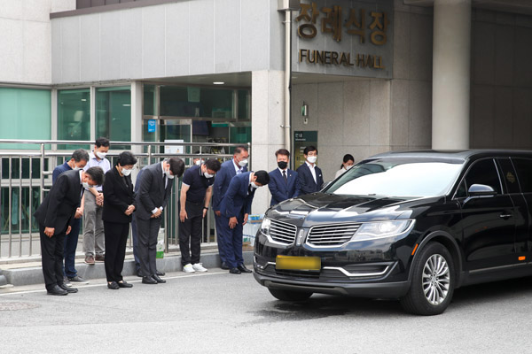 지난 5일 오전 이천시 관고동 상가건물에서 발생한 화재로 인해 숨진 희생자 4명의 발인식이 7일 거행됐다.