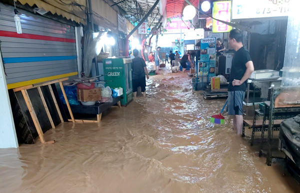 지난8일 인천시 미추홀구 도화동 제일시장 거리에서 폭우로 인해 빗물이 찬 모습이다. 사진=독자제공