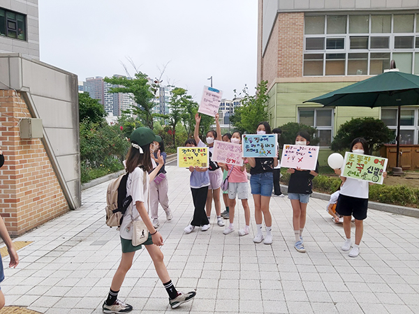 김포금빛초 학생자치회 학생들이 올바른 학교생활 캠페인을 펼쳤다.