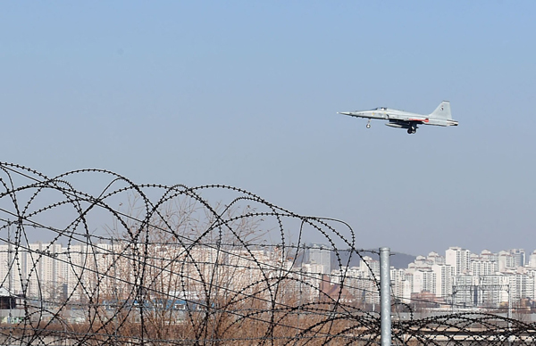 경기도 수원시 한 군공항 철조망 위로 전투기가 날아오르고 있다. /사진 = 기호일보 DB