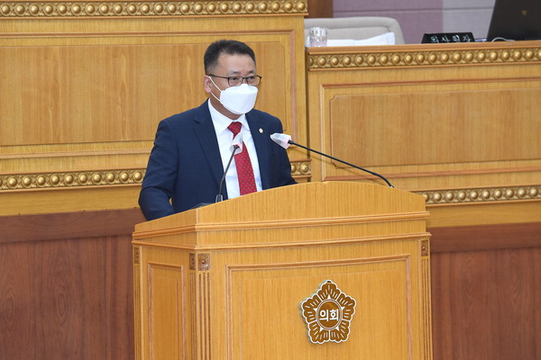 정현호 의원이 지난 10일 제345회 임시회 본회의에서 ‘합리적 총량 산정을 위한 택시 총량제 지침 개정 촉구 건의안’을 대표 발의했다.
