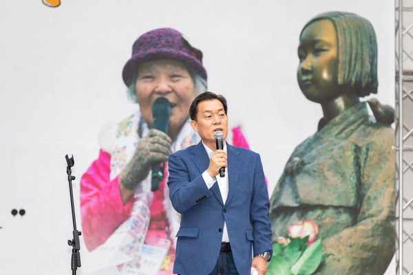 이재준 수원시장이 ‘제10차 세계일본군 ‘위안부’ 피해자 기림일’ 행사에서 발언했다.  <수원시 제공>