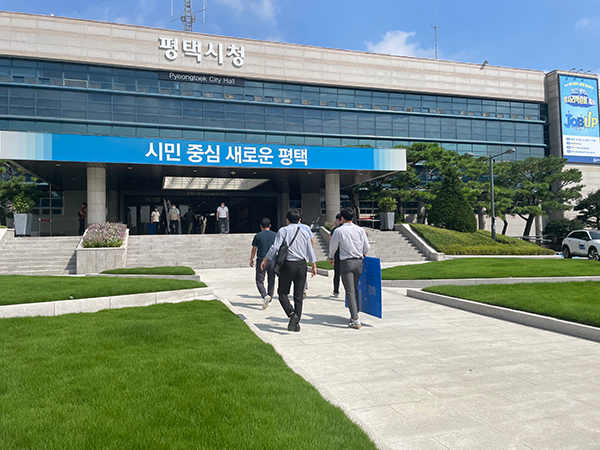 16일 오전 10시 10분께 평택경찰서가 정장선 평택시장의 공직선거법 위반 혐의와 관련, 시청 해당 부서를 압수수색하려고 본청으로 들어가고 있다. /김재구 기자 kjg@kihoilbo.co.kr