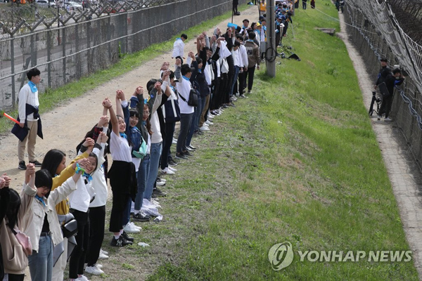 분단 후 처음 개방된 'DMZ 평화의 길'·'DMZ 평화손잡기' /사진 = 연합뉴스