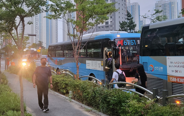 M6751번 버스가 처음으로 운행한 22일 오전 5시 40분께 인천시 연수구 송도동 ‘송도e편한세상 정문’ 정류장에서 승객들이 버스에 오르는 모습.