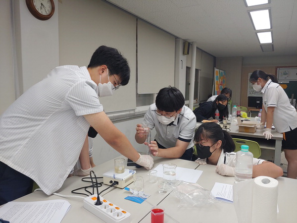 부천 원미고등학교 ‘2022 과학중점학교 전공심화 실험캠프’에서 실험을 하고 있는 학생들.  <원미고등학교 제공>