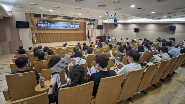 지난 24일 성결대학교에서 열린 ‘2022 안양과천 미래진로교육과정 콘서트’에서 참가자들이 진로교육 안내를 받았다.  <안양과천교육청 제공>