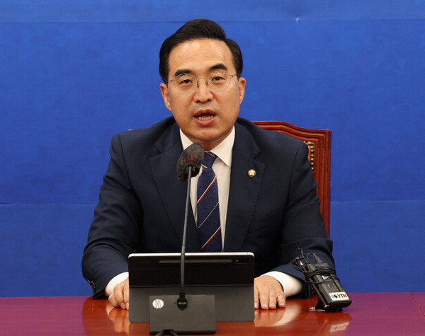 더불어민주당 박홍근 원내대표가 13일 국회에서 열린 원내대책회의에서 발언을했다. /연합뉴스