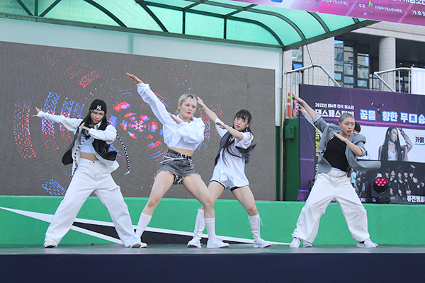 Mnet 스트릿 우먼 파이터에 출연한 인기 댄스팀 ‘프라우드먼’이 공연을 펼쳤다. /사진 = 이은채 인턴기자 chae@kihoilbo.co.kr