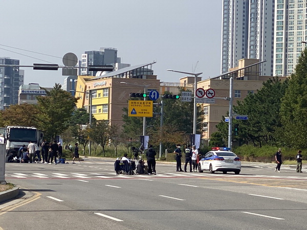 인천시 연수구 송도동 인천대학교 앞 사거리에서 영화를 촬영하는 바람에 출근길 시민들이 큰 불편을 겪었다.