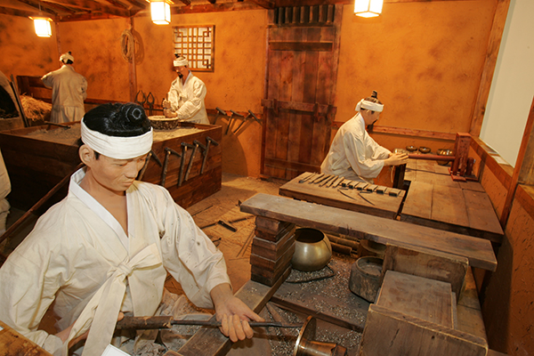 안성맞춤박물관에 전시된 조선시대 안성 유기 제작 현장을 재현한 미니어처