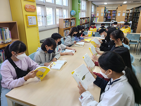 양벌초등학교 학생들이 학교도서관에서 독서하는 모습.