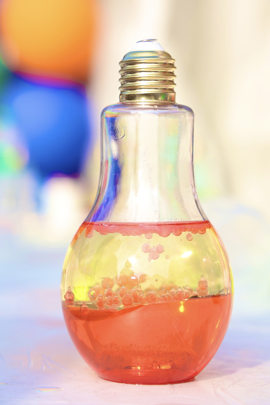 물과 기름 성질을 이용해 탄생한 램프.