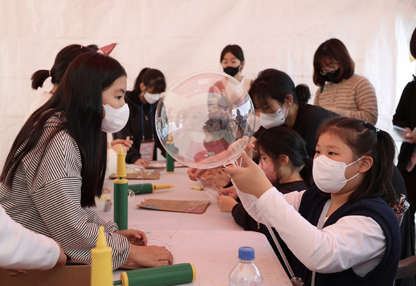 인천과학대제전에 참여한 어린이가 플라스틱으로 풍선을 직접 만들었다.