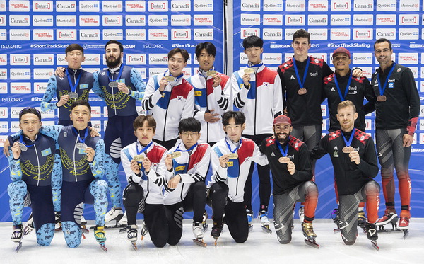 A equipe coreana (centro), que conquistou a medalha de ouro do revezamento 5000m masculino na Copa do Mundo de Pista Curta 2022-2023 em Montreal, Canadá, posa para uma foto.  / boa notícia