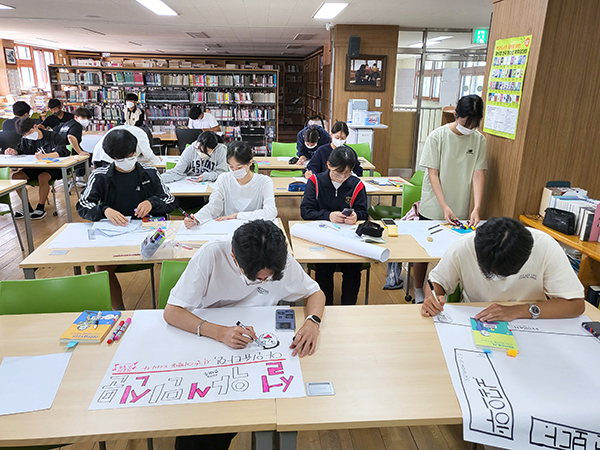 가평 설악고등학교 2학년 독서교과 활동 중 ‘나만의 독서신문 만들기’를 하고 있는 학생들.