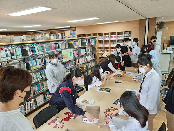가평 설악고등학교 도서관에서 활동 중인 학생들.