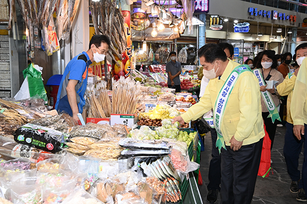 이재준 시장이 구매탄 시장을 찾아 소상공인을 격려했다.
