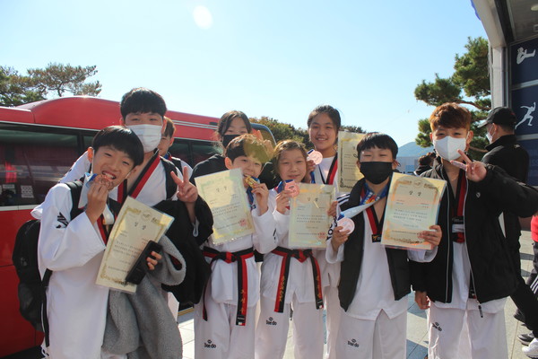 울산 백양초등학교 선수들이 체육관 앞에서 메달을 깨물며 환한 미소를 지었다.이은채 인턴 기자 chae@kihoilbo.co.kr
