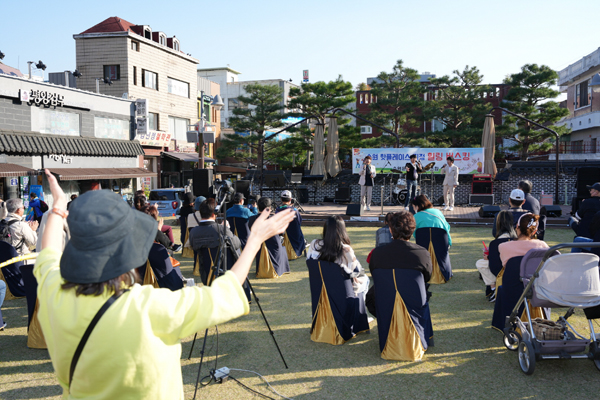 지난달 23일 남문 로데오청소년문화공연장에서 힐링 버스킹이 열렸다.