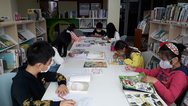 송촌초등학교 학생들이 독서를 하며 교육활동을 하고 있는 모습.
