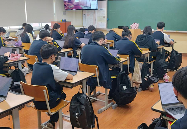 부천 중흥중 학생들이 온라인 활용 교과서로 수업을 들었다.