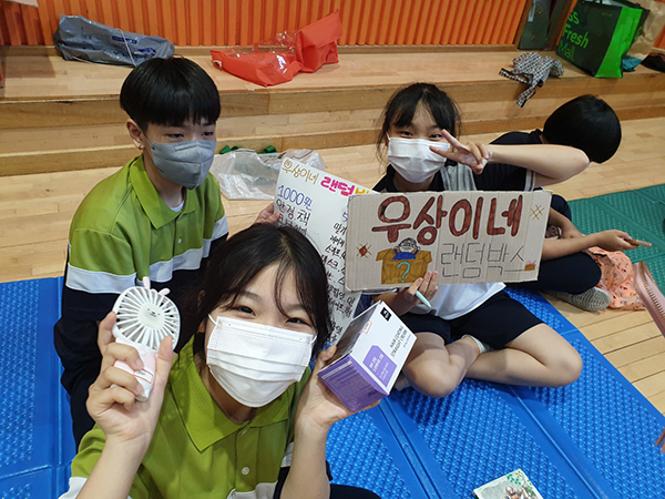 환경을 생각하는 알뜰장터에서 활동 중인 박달중학교 1학년 학생들.